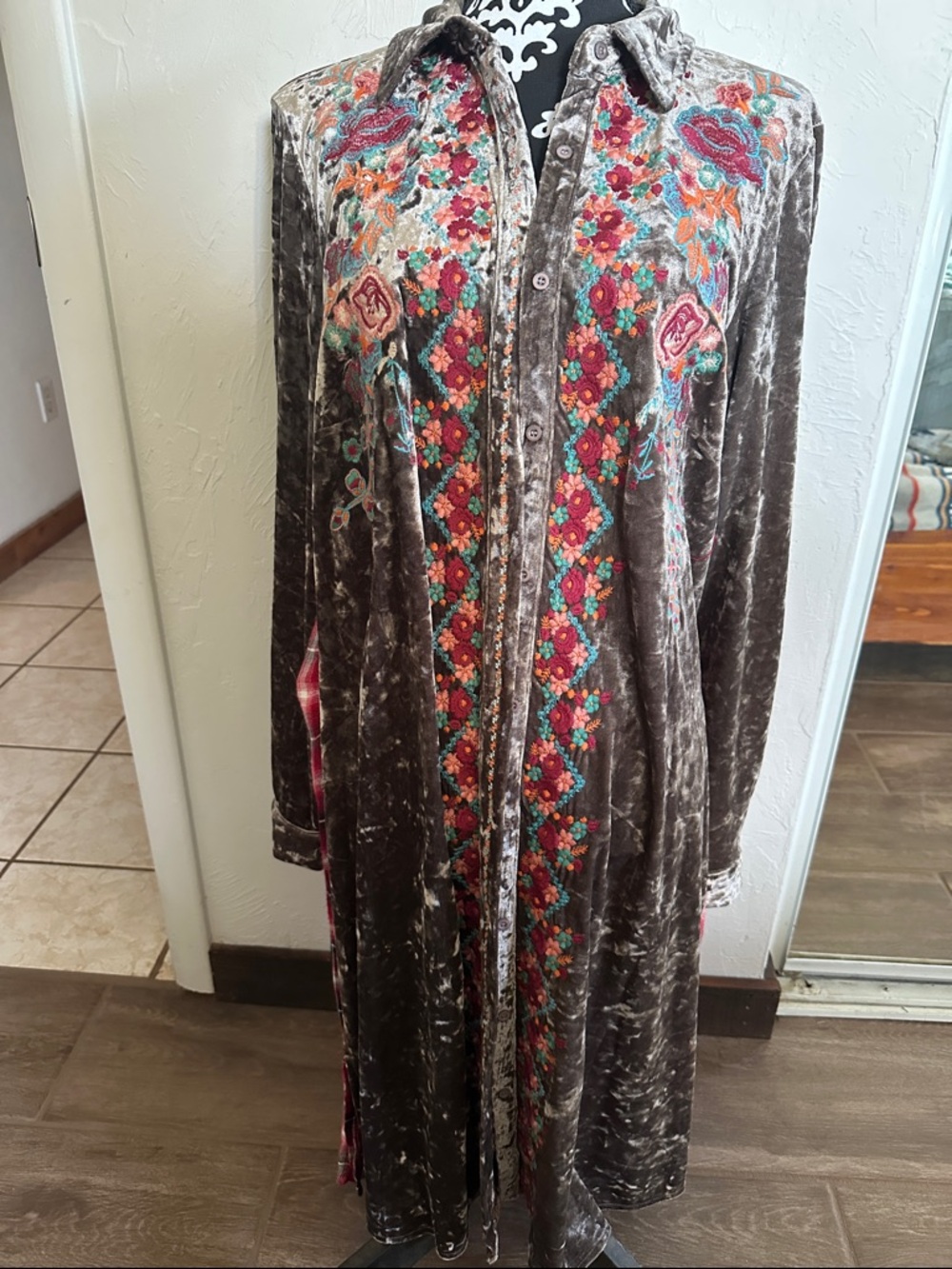 Velvet Embroidered Long Shirt Dress in Brown plaid back Andree size M